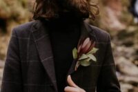 a stylish and dramatic fall groom’s outfit with a brown windowpane suit, a black turtleneck and a moody boutonniere is cool