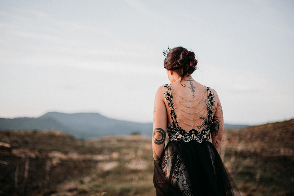 The dress featured also a chain back that highlighted the bride's tattoos