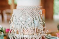 21 a gradient copper and mint wedding cake topped with fresh blooms and greenery and with macrame hanging