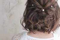 21 pearl hairpins contrast the dark hair and make the casual and simple look more delicate