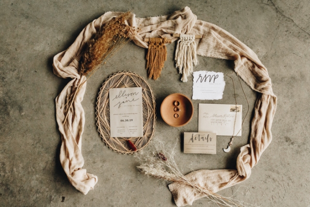 Dried flowers, macrame pieces and clay plates were perfect decor details for a such wedding