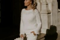a cozy white cardigan with pearl buttons, white trousers and a chunky chain for a modern and casual bridal look