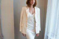 a modern and casual wedding dress with a V-neckline and a mermaid skirt, a matching blazer for a modern bridal look