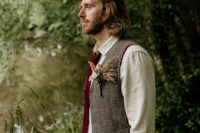 04 The groom was rocking neutral pants and a shirt, a tweed waistcoat and a burgundy tie