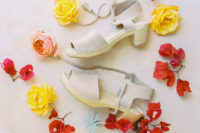 04 The wedding shoes were neutral clogs, which are a veyr comfortable option