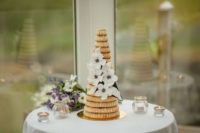 11 The wedding cake was a traditional kransekake decorated with white blooms