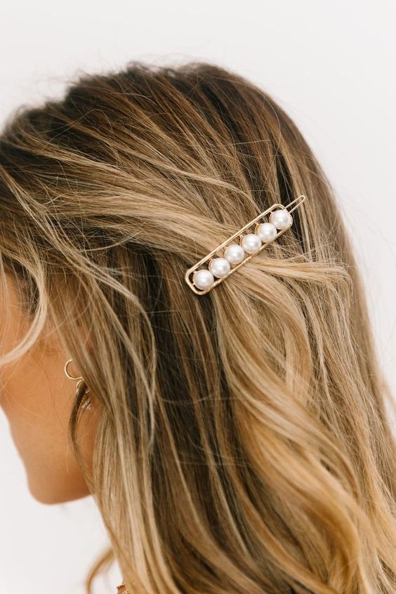 a simple and modern gold hair clip with pearls is a stylish idea for a modern or minimalist bride