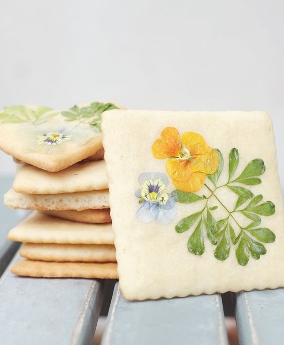 cookies with pressed edible flowers are amazing for a spring or summer wedding, they are all-natural
