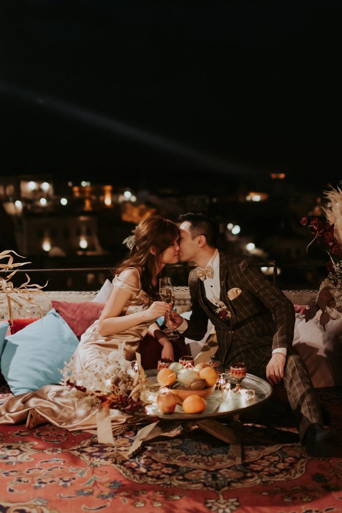 After the ride and vows, a breakfast and a shoot the couple went for a mini dinner on a terrace, styled in boho chic style and with fruits and vines