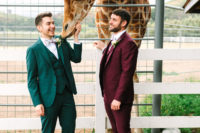 06 A giraffe was a guest at the wedding, and everyone could feed him with special treats