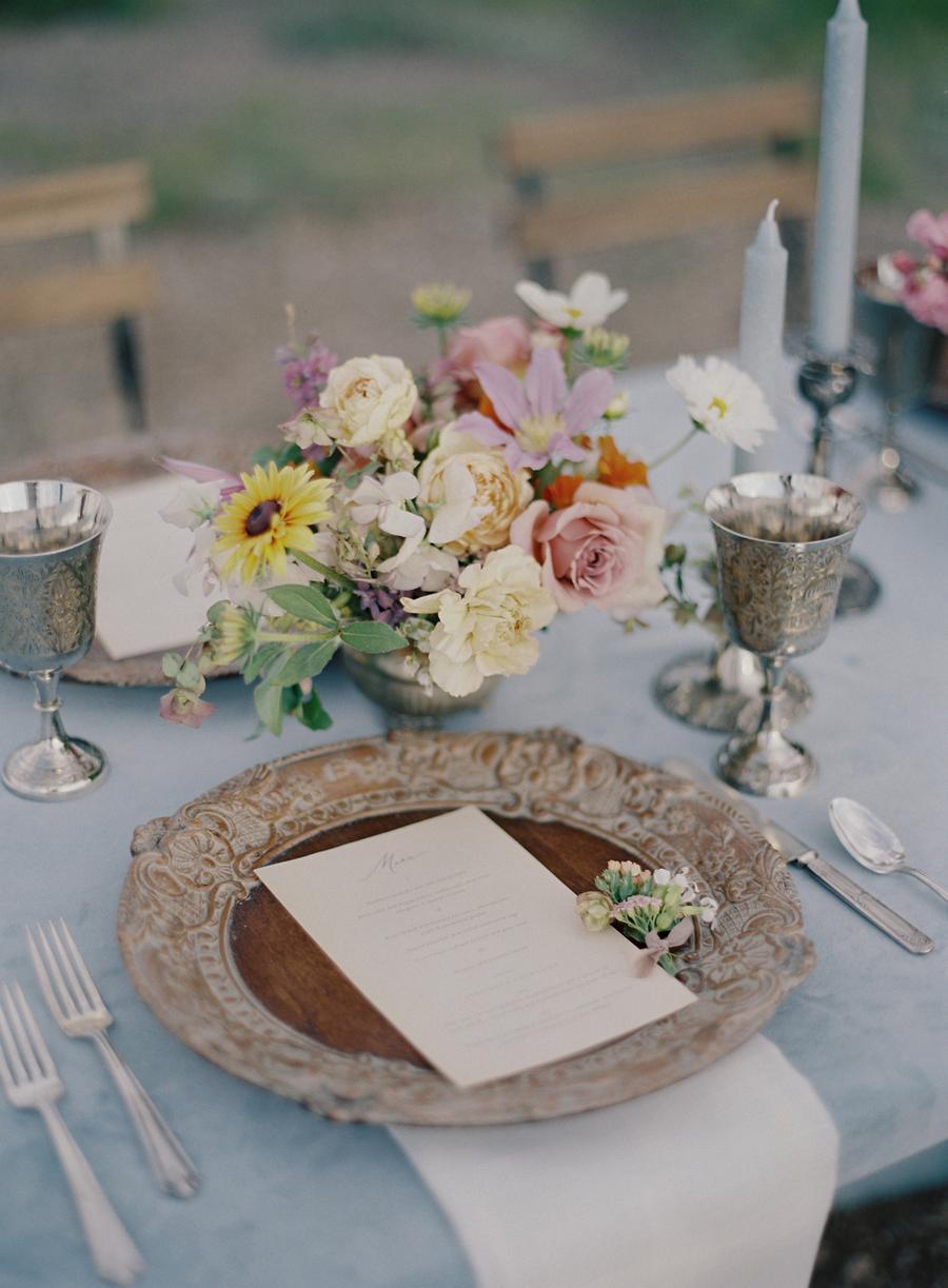 a simple yet stylish floral centerpiece on a wedding table