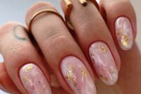a blush marble wedding manicure with gold touches is a catchy and modern idea for a bride