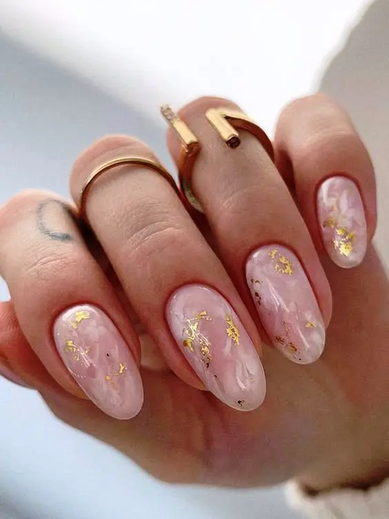 a blush marble wedding manicure with gold touches is a catchy and modern idea for a bride