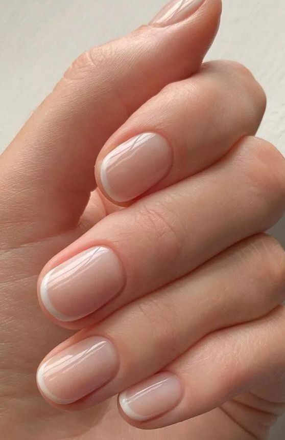 a classic French manicure is a cool idea for every bride, it always works and feels cool and elegant