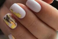 a white wedding manicure accented with gold foil is a chic and sophisticated idea to stand out, whatever the season of your wedding is