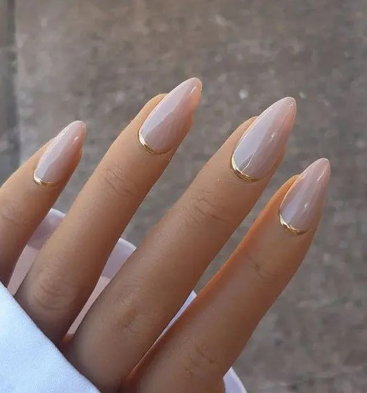 blush almond nails with gold metallic touches are an ultra-modern and chic nail art for a modenr or minimalist bride