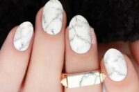 grey marble manicure is a chic modern idea for those who want an edgy touch for the nails