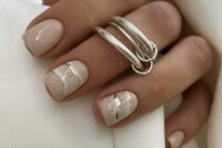 nude marble nails with gold foil touches are amazing for a wedding, they will fit a glam bridal look