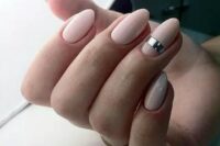 nude nails with a large metallic stripe on one nail will fit a modern or minimalist outfit