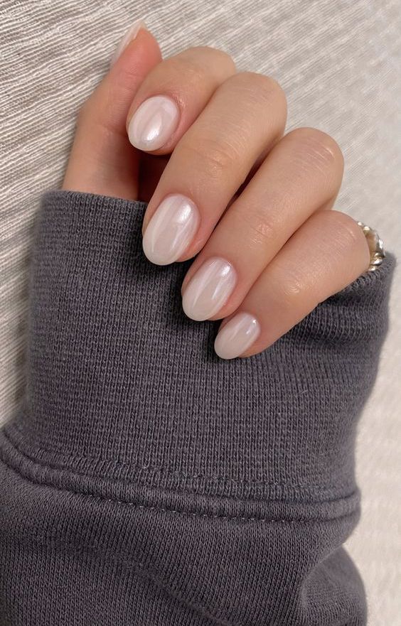 pearl wedding nails of an almond shape are amazing for a delicate and girlish look at the wedding