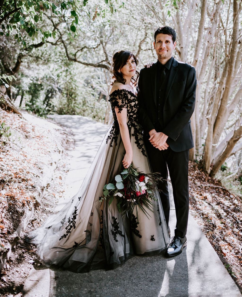 This couple went for an elegant and chic Gothic wedding, with no too traditional things