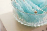 04 sugar rock candies in aqua color are a nice and trendy idea for a cool and trendy wedding