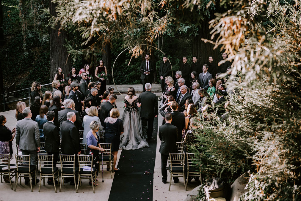 The ceremony took place outdoors, and the acrh wasn't decorated at all to focus at the couple