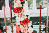 07 The wedding cake was an ombre red one, with lush red, pink and white blooms and greenery