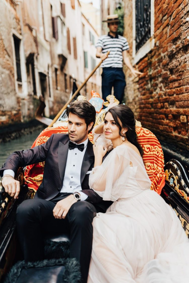 What a wedding without riding a gondola