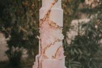 10 The wedding cake was a pink geode one, with a gold ri and geodes on top