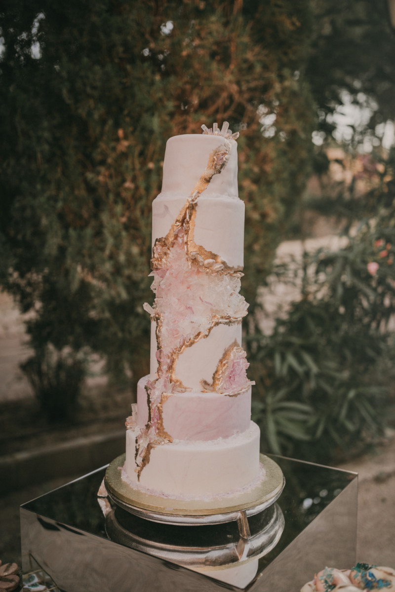 The wedding cake was a pink geode one, with a gold ri and geodes on top