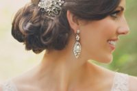17 vintage wedding earrings with pearls and a beautiful sheer hairpiece to polish a romantic bridal look with a vintage feel