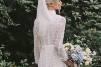 a 70s inspired mini lace wedding dress with a turtleneck, long sleeves and a veil is a perfect idea for a boho bride