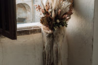 10 The wedding bouquet was made of dired leaves, blooms, greenery and pampas grass