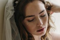 25 a gorgeous silver rhinestone star headpiece paired with a veil is a perfect idea for a celestial bride