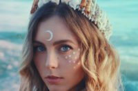 25 a statement beach wedding crown composed of seashells is a wow accessory for a bold and cool beach look