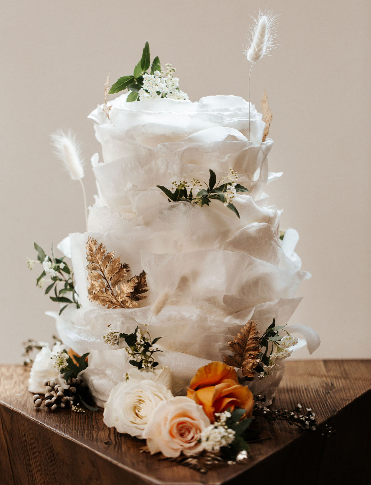 I'm in love with this gorgeous wedding cake with lots of layers and gilded leaves, it looks incredible
