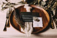 09 Wooden chargers, grasses, light napkins and chic gold cutlery made the tablescape cooler