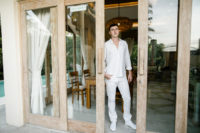 03 The groom opted for a casual white look with pants, a shirt and slipons