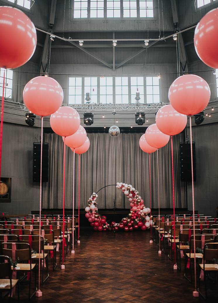ballons in different colors are perfect to decorate a wedding arch