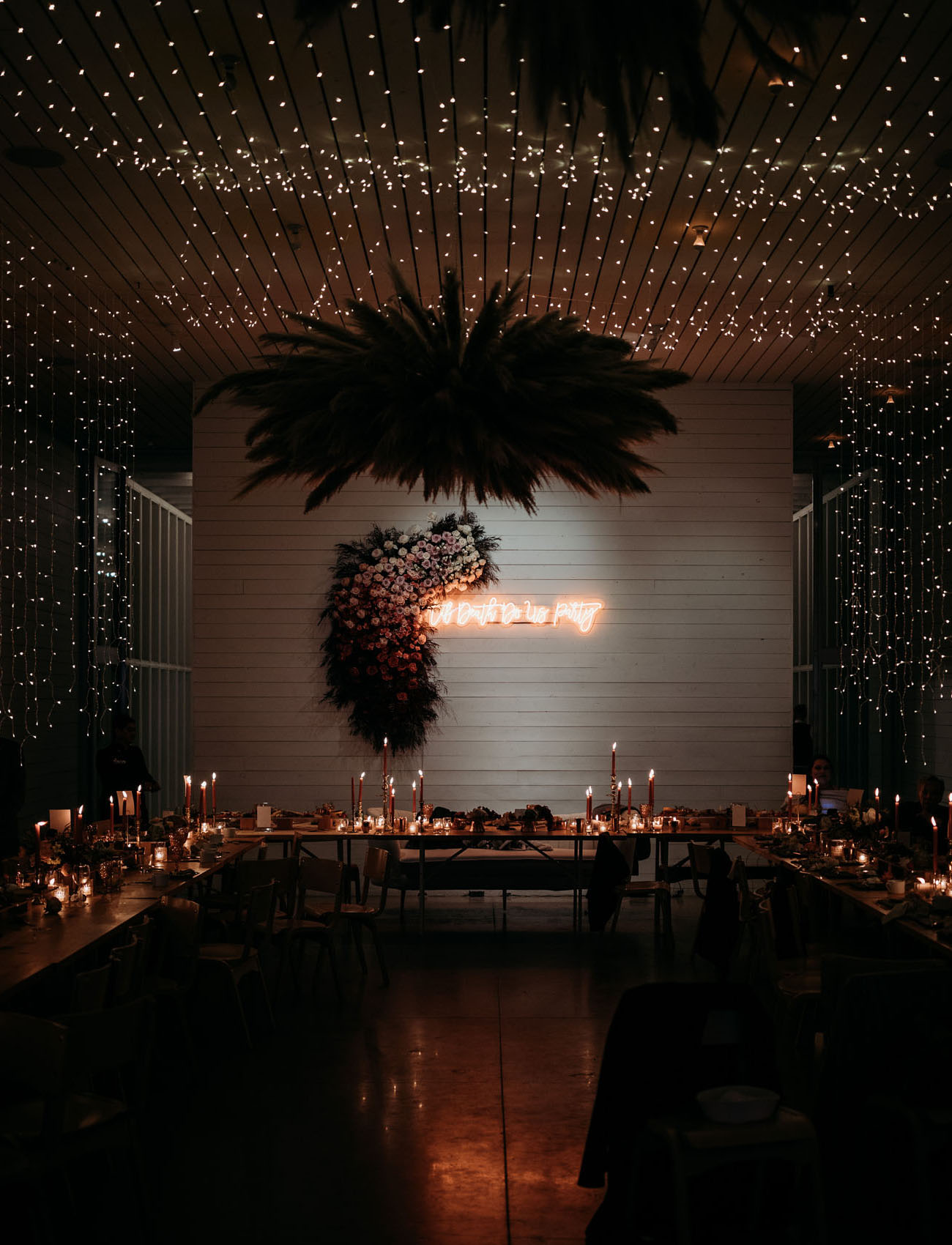 Look how magical is the reception by lights and candles