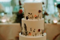 dried flowers is a trendy way to decorate a cake