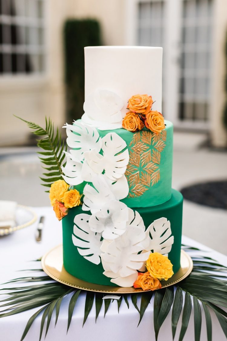 The wedding cake was a real masterpiece, in green, white and gold, with sugar monstera leaves