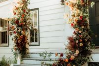 04 The backyard wedding ceremony space is absolutely breathtaking, with bold and blush blooms and greenery