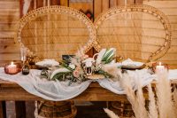 07 The sweetheart table was decorated with pampas grass, greenery, a skull and pink blooms