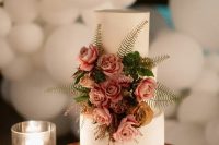 08 The wedding cake was a white one, with ferns, leaves and pink and mauve blooms