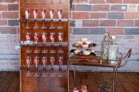 10 a copper stand with greenery and blooms and drinks in glasses is a very glam and chic idea