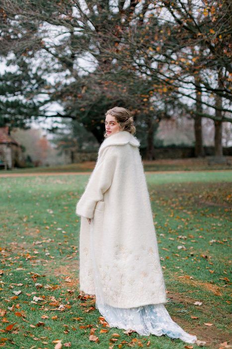a beautiful and warm midi coat with a floral pattern is a very chic and cozy solution for a winter bride, it looks pretty