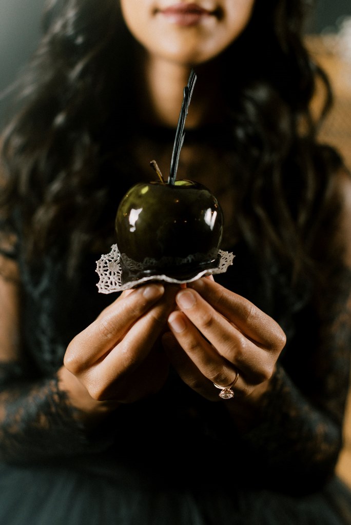 What a Halloween wedding without poison apples, they can be served on the dessert table or given as favors