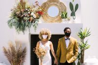 01 This wedding shoot was all about modenr desert chic, with sustainable decor and masks and sanitizer as these are COVID-19 times